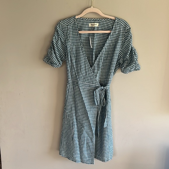 Madewell || Gingham Shirred-Sleeve Wrap Dress - Picture 4 of 7